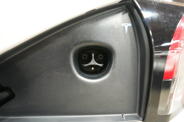 2023 Tesla Model Y — photo 8 of 28