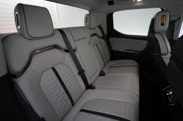 2022 Rivian R1T — photo 4 of 22