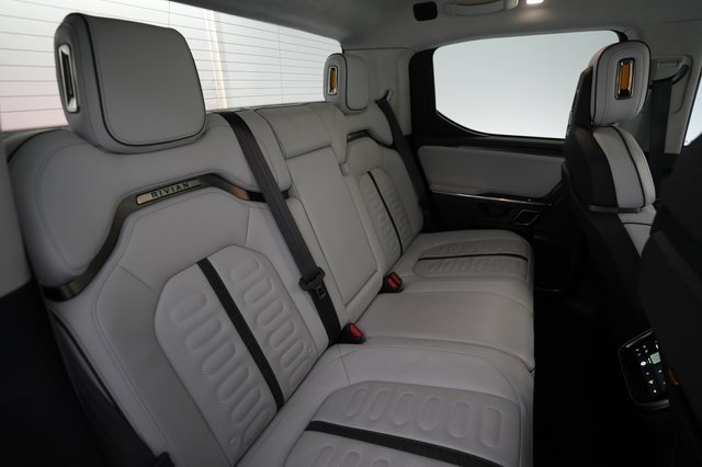 2022 Rivian R1T — photo 4 of 22