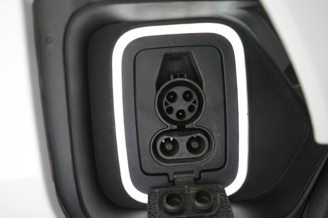 2022 Rivian R1T — photo 8 of 22