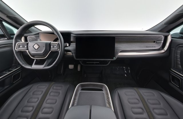 2022 Rivian R1T — photo 18 of 31