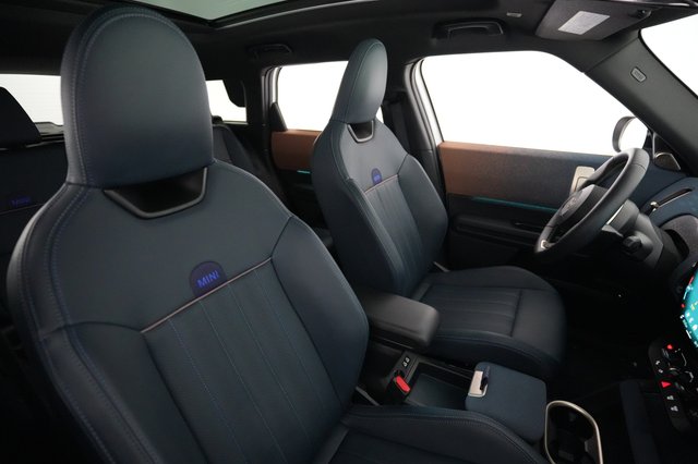 2025 MINI Countryman — photo 18 of 26