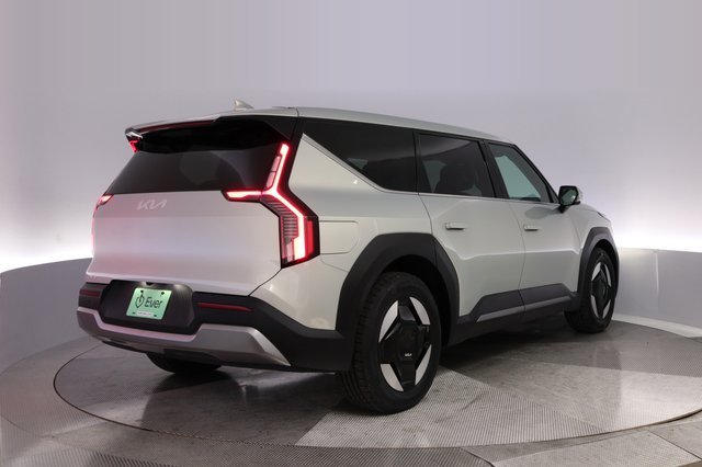 2024 Kia EV9 — photo 2 of 26