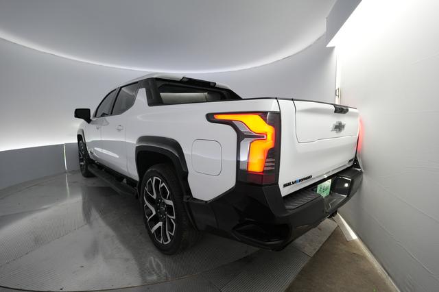 2024 Chevrolet Silverado EV — photo 2 of 23