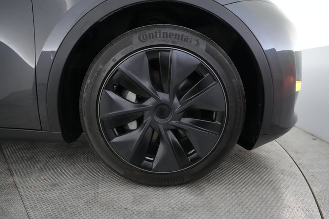 2024 Tesla Model Y — photo 16 of 25