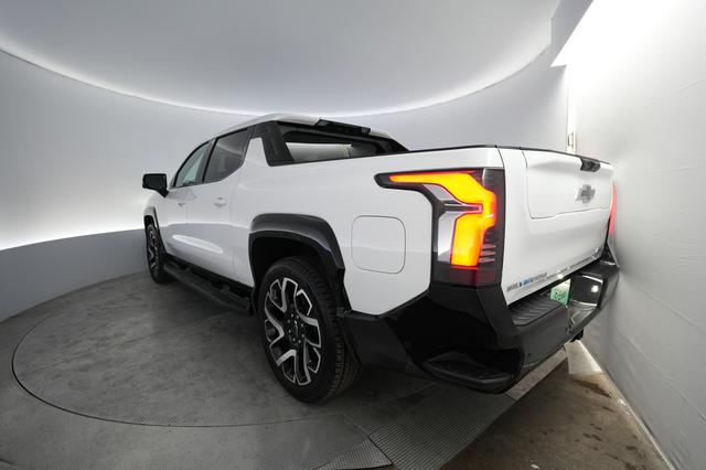 2024 Chevrolet Silverado EV — photo 2 of 16