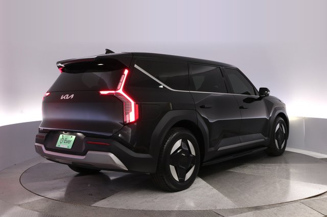 2024 Kia EV9 — photo 2 of 28
