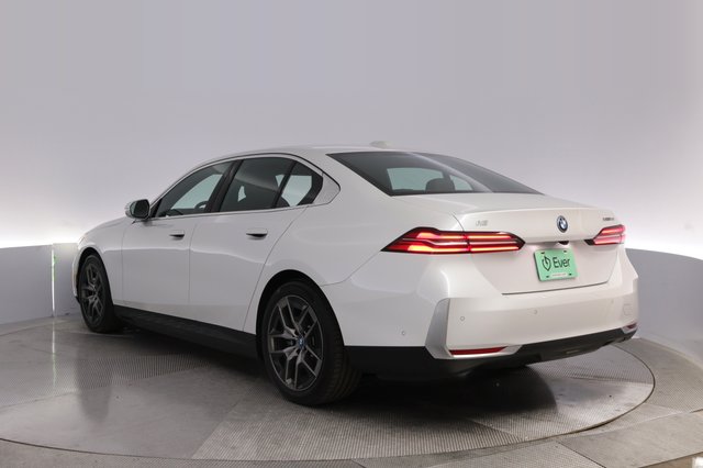 2025 BMW i5 — photo 13 of 23