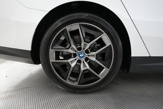 2025 BMW i5 — photo 17 of 23