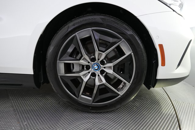 2025 BMW i5 — photo 16 of 23