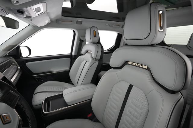 2023 Rivian R1T — photo 3 of 25