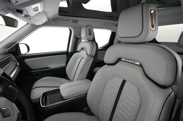 2023 Rivian R1T — photo 3 of 25