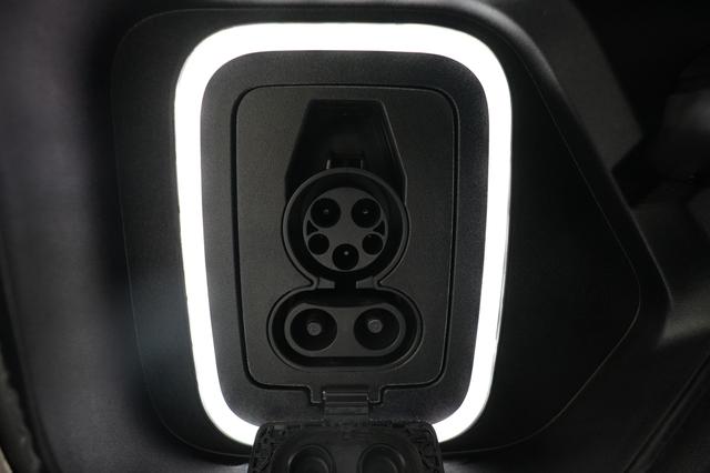 2023 Rivian R1T — photo 8 of 25