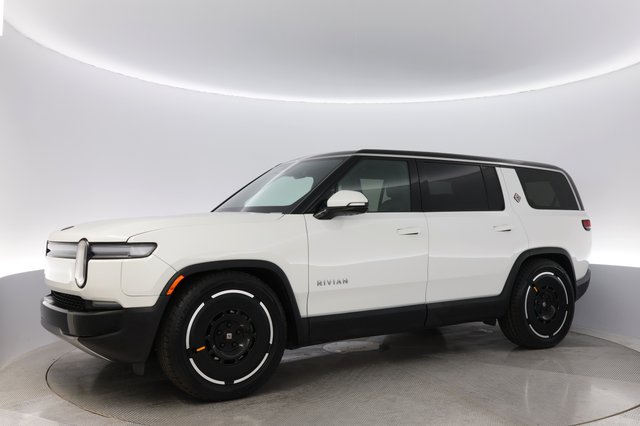 2025 Rivian R1S — photo 14 of 26