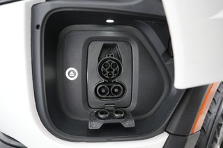 2025 Rivian R1S — photo 8 of 29