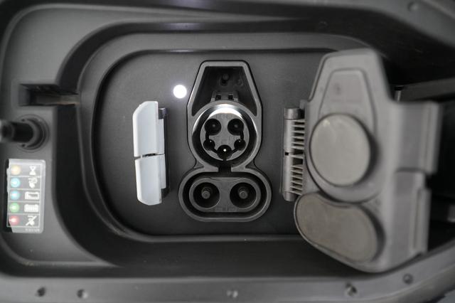 2024 BMW iX — photo 8 of 23