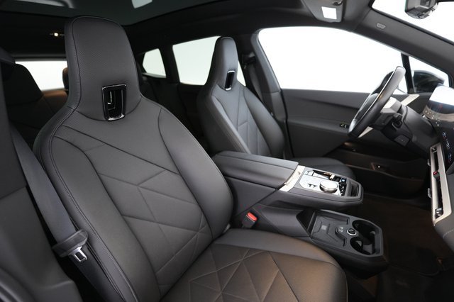 2024 BMW iX — photo 18 of 23