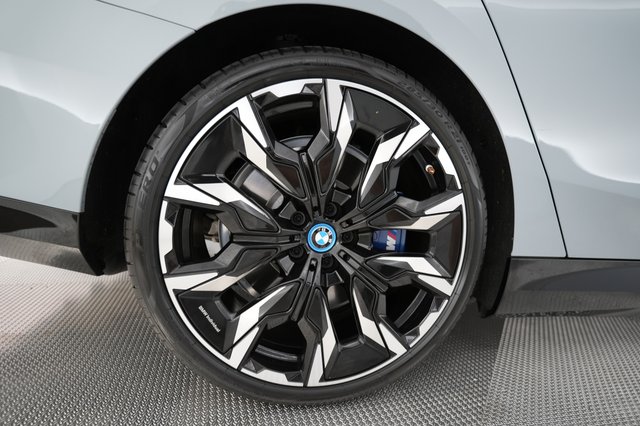 2024 BMW i5 — photo 17 of 23
