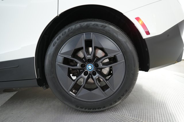 2025 BMW iX — photo 15 of 23