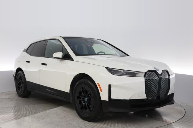2025 BMW iX — photo 10 of 23