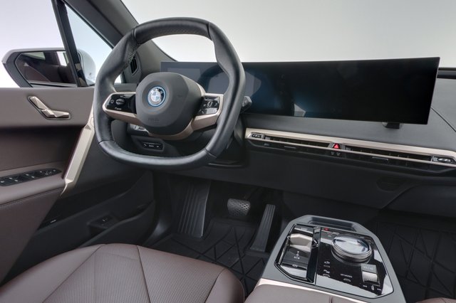 2025 BMW iX — photo 20 of 23