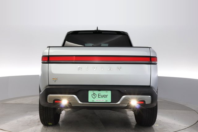 2022 Rivian R1T — photo 12 of 21