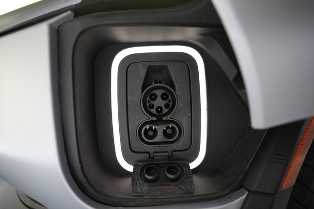 2022 Rivian R1T — photo 8 of 21
