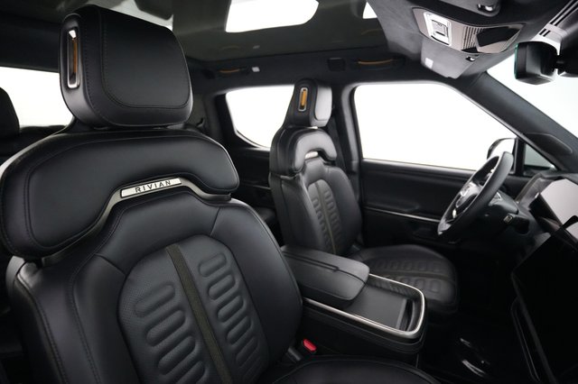 2023 Rivian R1T — photo 18 of 28