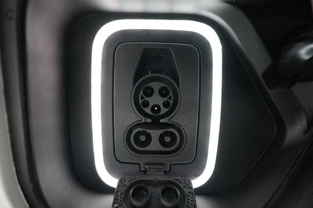 2023 Rivian R1T — photo 8 of 28