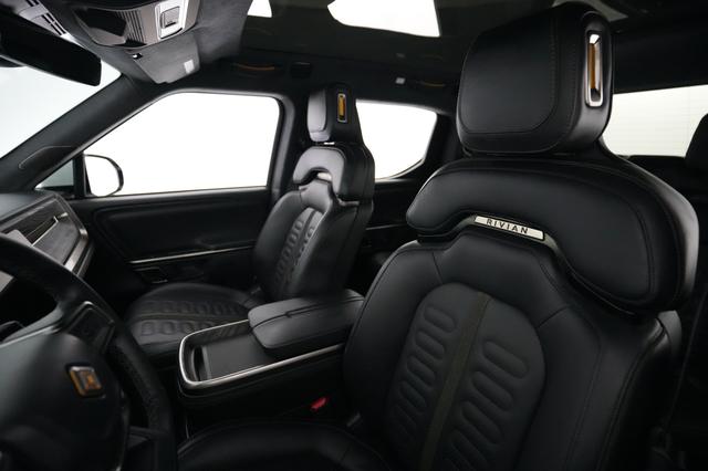 2023 Rivian R1T — photo 3 of 28