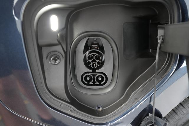 2025 Volkswagen ID.Buzz — photo 8 of 24