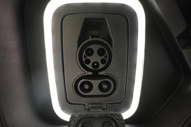 2022 Rivian R1T — photo 8 of 28