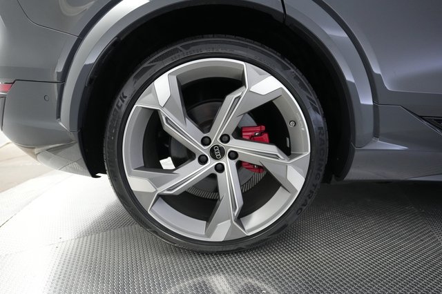 2024 Audi SQ8 e-tron — photo 17 of 27