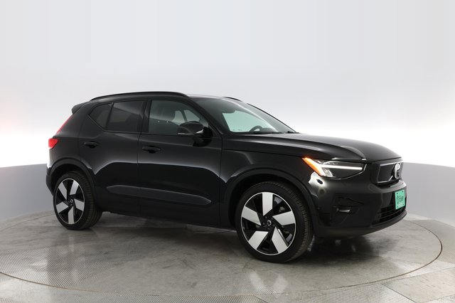 2023 Volvo XC40 Recharge — photo 9 of 26