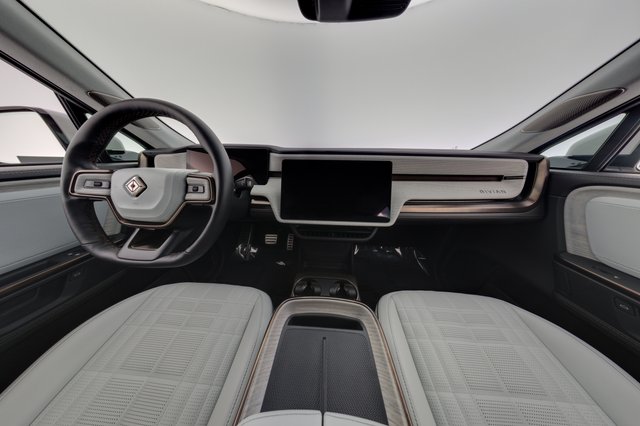 2025 Rivian R1S — photo 23 of 27
