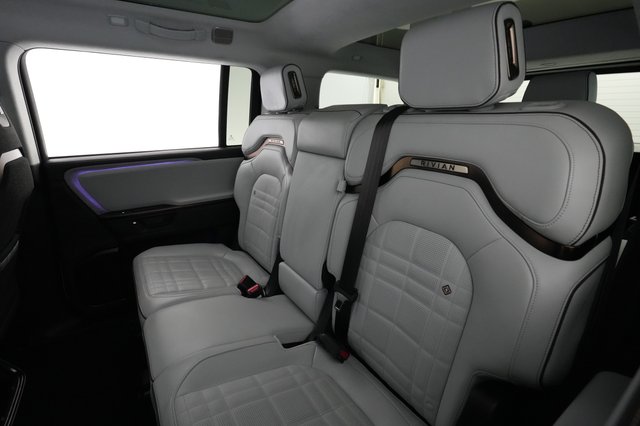 2025 Rivian R1S — photo 19 of 27