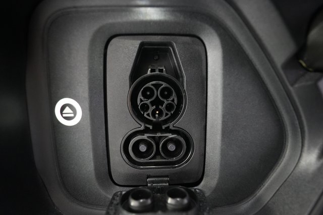 2025 Rivian R1S — photo 8 of 27