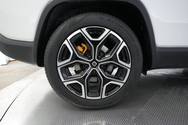 2023 Rivian R1S — photo 17 of 27