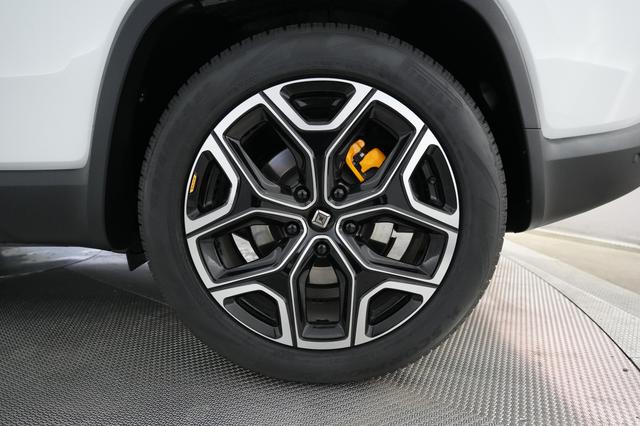 2023 Rivian R1S — photo 7 of 27