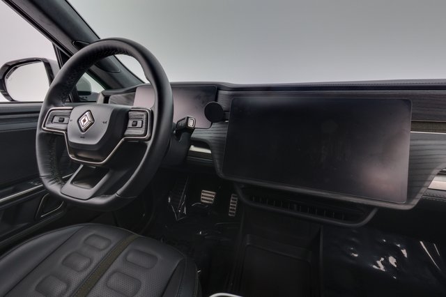 2023 Rivian R1S — photo 22 of 27