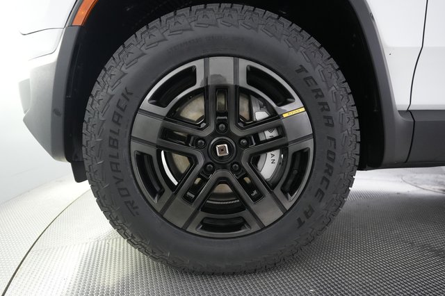 2023 Rivian R1S — photo 15 of 27
