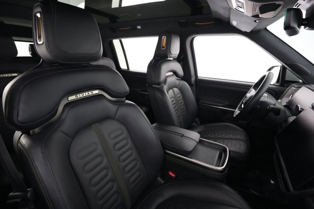 2023 Rivian R1S — photo 18 of 27