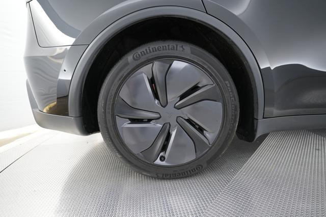 2026 Tesla Model Y — photo 7 of 24