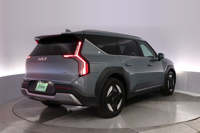 2024 Kia EV9 — photo 2 of 26