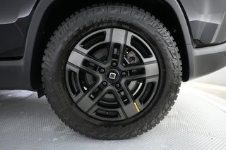 2025 Rivian R1S — photo 7 of 24