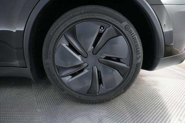 2026 Tesla Model Y — photo 7 of 25