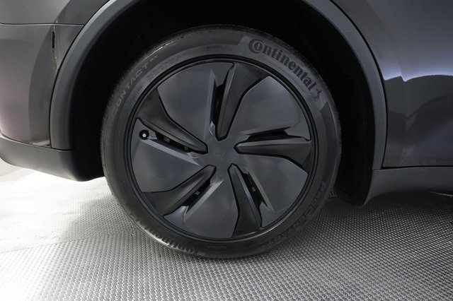 2026 Tesla Model Y — photo 17 of 25