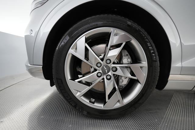 2023 Genesis Electrified GV70 — photo 7 of 24