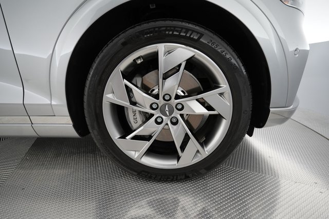2023 Genesis Electrified GV70 — photo 17 of 24