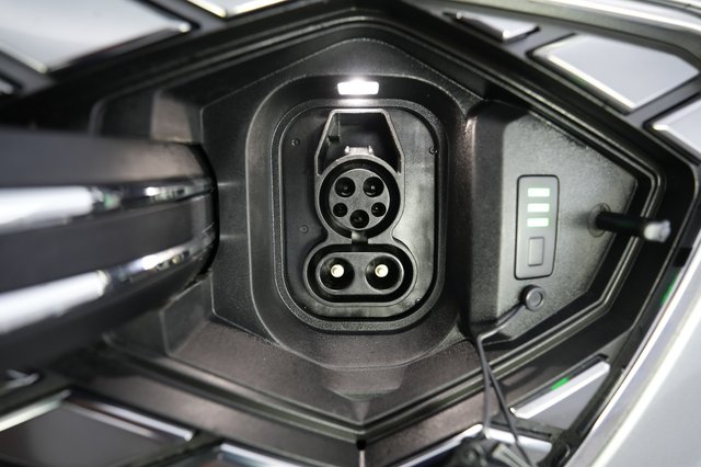 2023 Genesis Electrified GV70 — photo 8 of 24